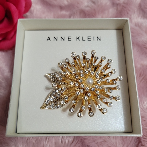 🟡 3 x $22 Crystal Flower Pin - Picture 2 of 2